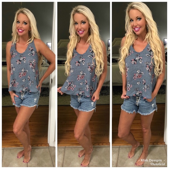 🥰LAST 1! Contrast Print V Neck Back Detail Top! - Picture 2 of 3